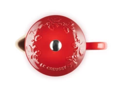Le Creuset Holly Collectie Cafetière 800 Ml Aardewerk Kersrood 9 Le Creuset Holly Collectie Cafetière 800 Ml Aardewerk Kersrood -Koffie Drank Winkel lc 20200612 zs ps fs 60706080601503 004