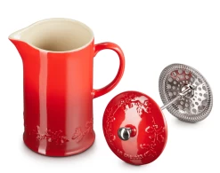 Le Creuset Holly Collectie Cafetière 800 Ml Aardewerk Kersrood 11 Le Creuset Holly Collectie Cafetière 800 Ml Aardewerk Kersrood -Koffie Drank Winkel lc 20200612 zs ps fs 60706080601503 007